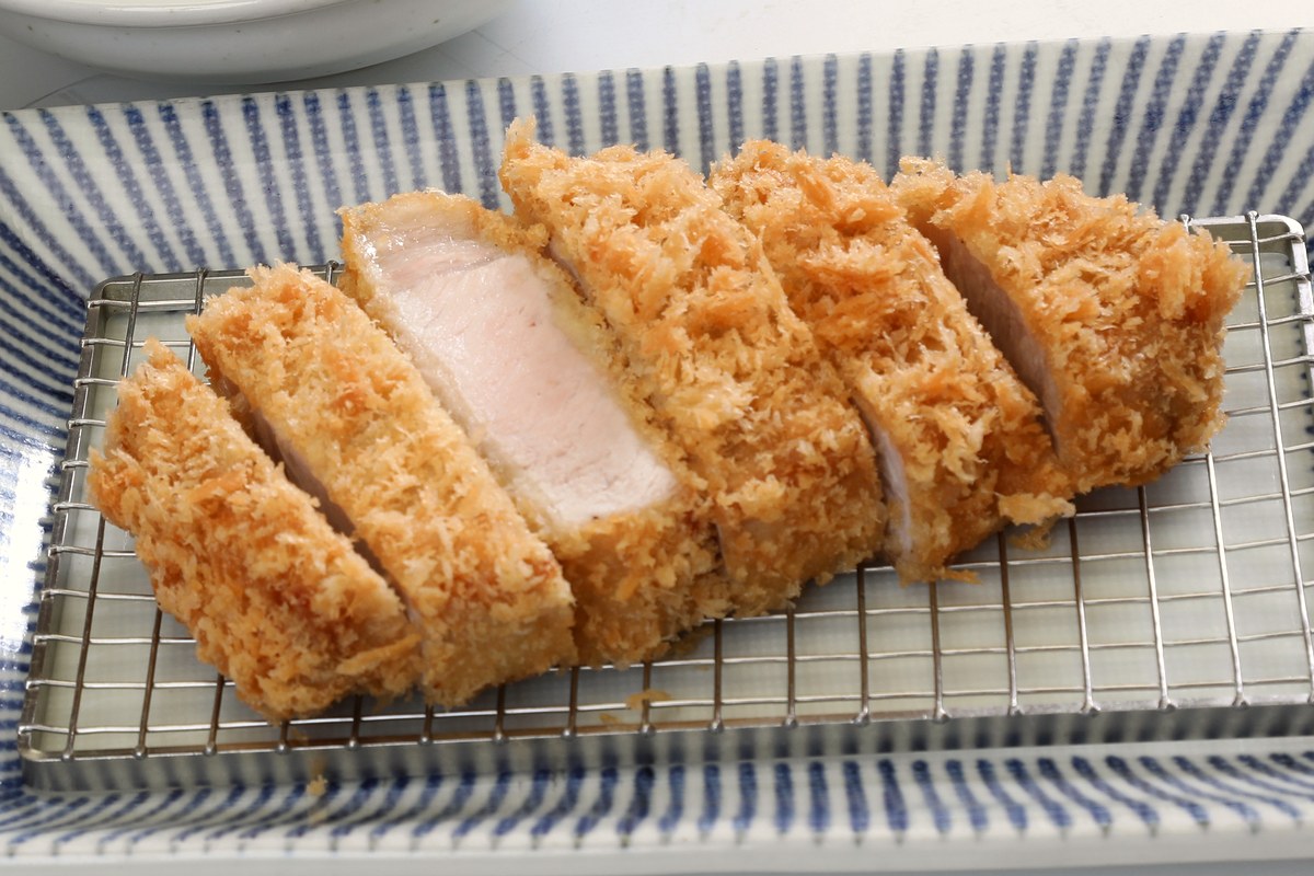 生の熟成三元豚ロースを揚げた、厚切りとんかつ