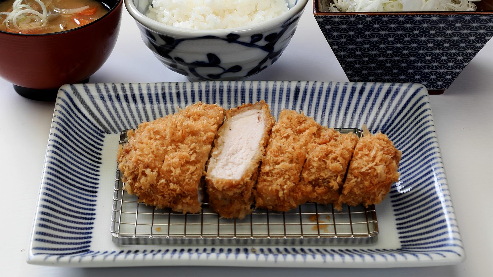 厚切りとんかつ定食の盛り付け